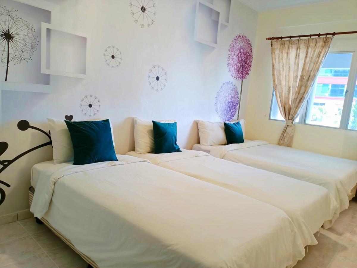 Perdana Serviced Apartment & Resorts Padang Mat Sirat Exteriör bild
