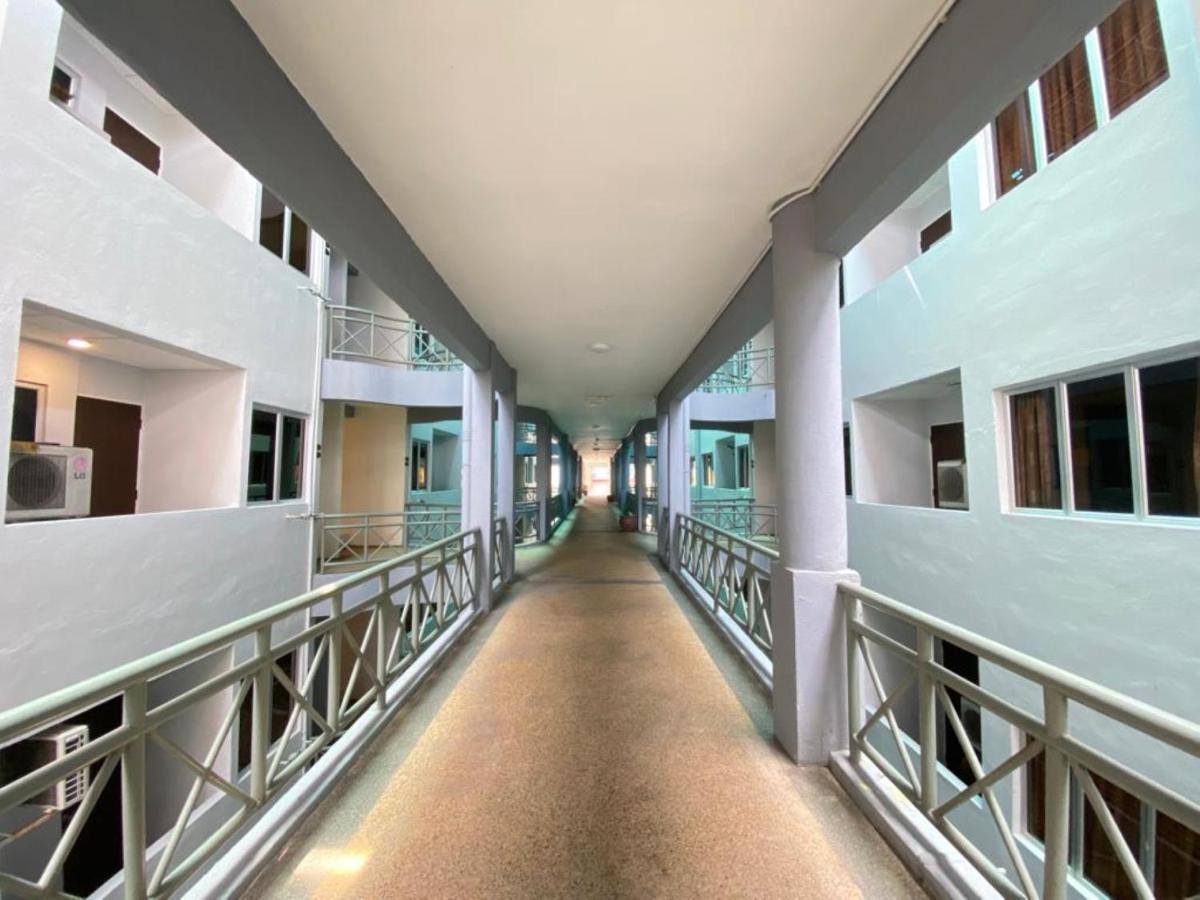 Perdana Serviced Apartment & Resorts Padang Mat Sirat Exteriör bild
