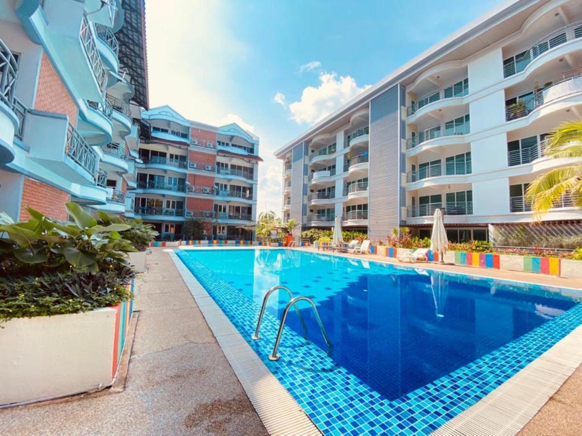 Perdana Serviced Apartment & Resorts Padang Mat Sirat Exteriör bild