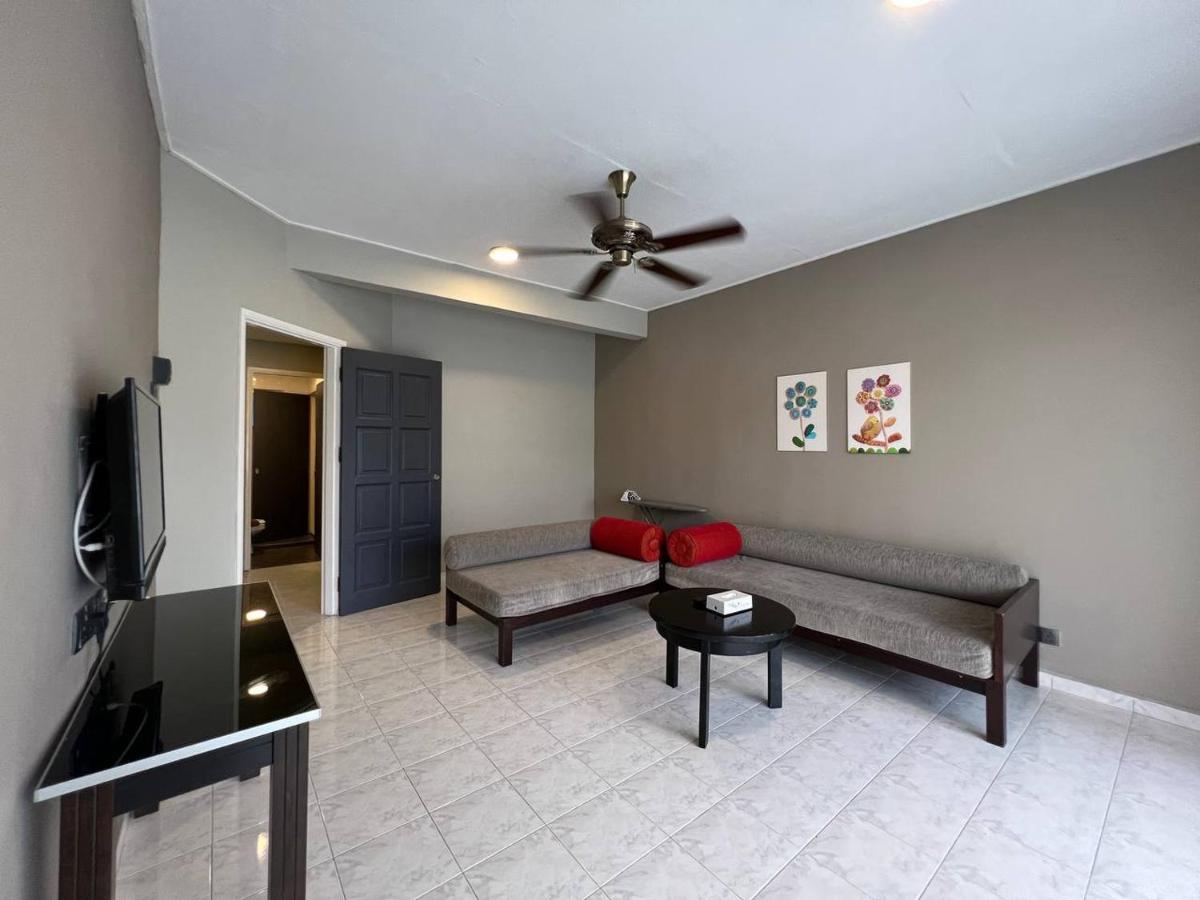 Perdana Serviced Apartment & Resorts Padang Mat Sirat Exteriör bild