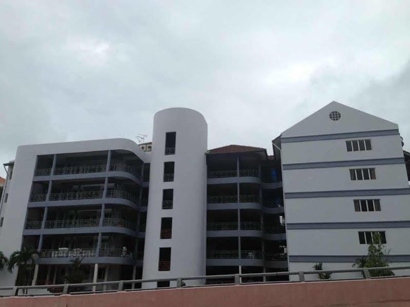 Perdana Serviced Apartment & Resorts Padang Mat Sirat Exteriör bild